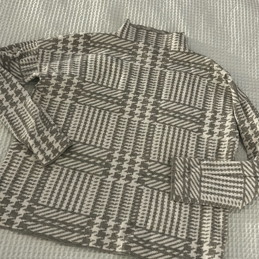 Max studio mock neck size small
